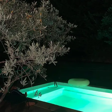 Chez Cathy Et Loic, Dans Maison Provencale Avec , Salon, Salle De Bain Et Wc Prives