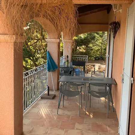 Chez Cathy Et Loic, Dans Maison Provencale Avec , Salon, Salle De Bain Et Wc Prives *