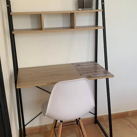 Chambre, Salon, Salle De Bains Et Wc Prives -Sans Cuisine- Dans Maison Provencale Chez L'Habitant