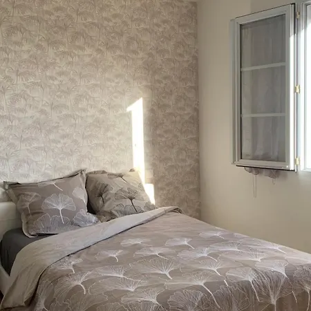 Chez Cathy Et Loic, Dans Maison Provencale Avec , Salon, Salle De Bain Et Wc Prives