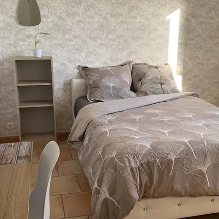 Chambre, Salon, Salle De Bains Et Wc Prives -Sans Cuisine- Dans Maison Provencale Chez L'Habitant
